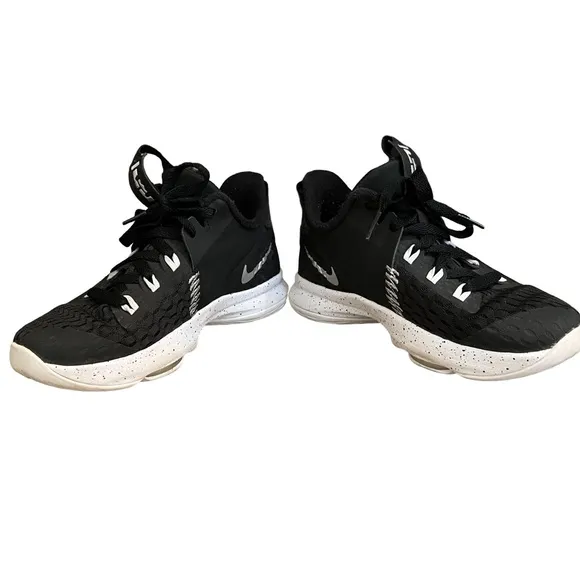 Nike Boys LeBron Witness 5 Basketball Shoes size 4Y