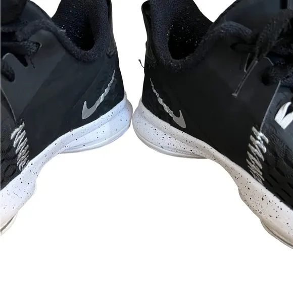 Nike Boys LeBron Witness 5 Basketball Shoes size 4Y