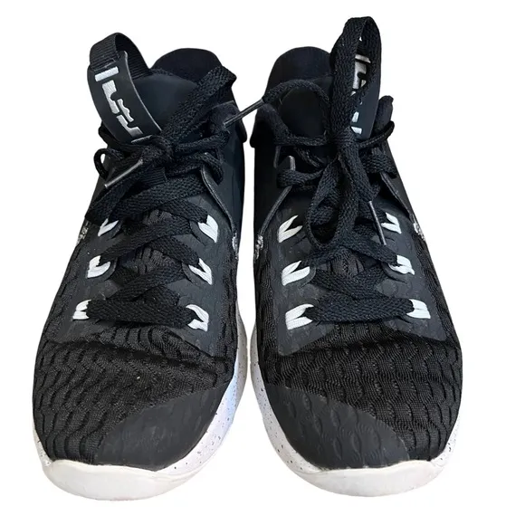 Nike Boys LeBron Witness 5 Basketball Shoes size 4Y