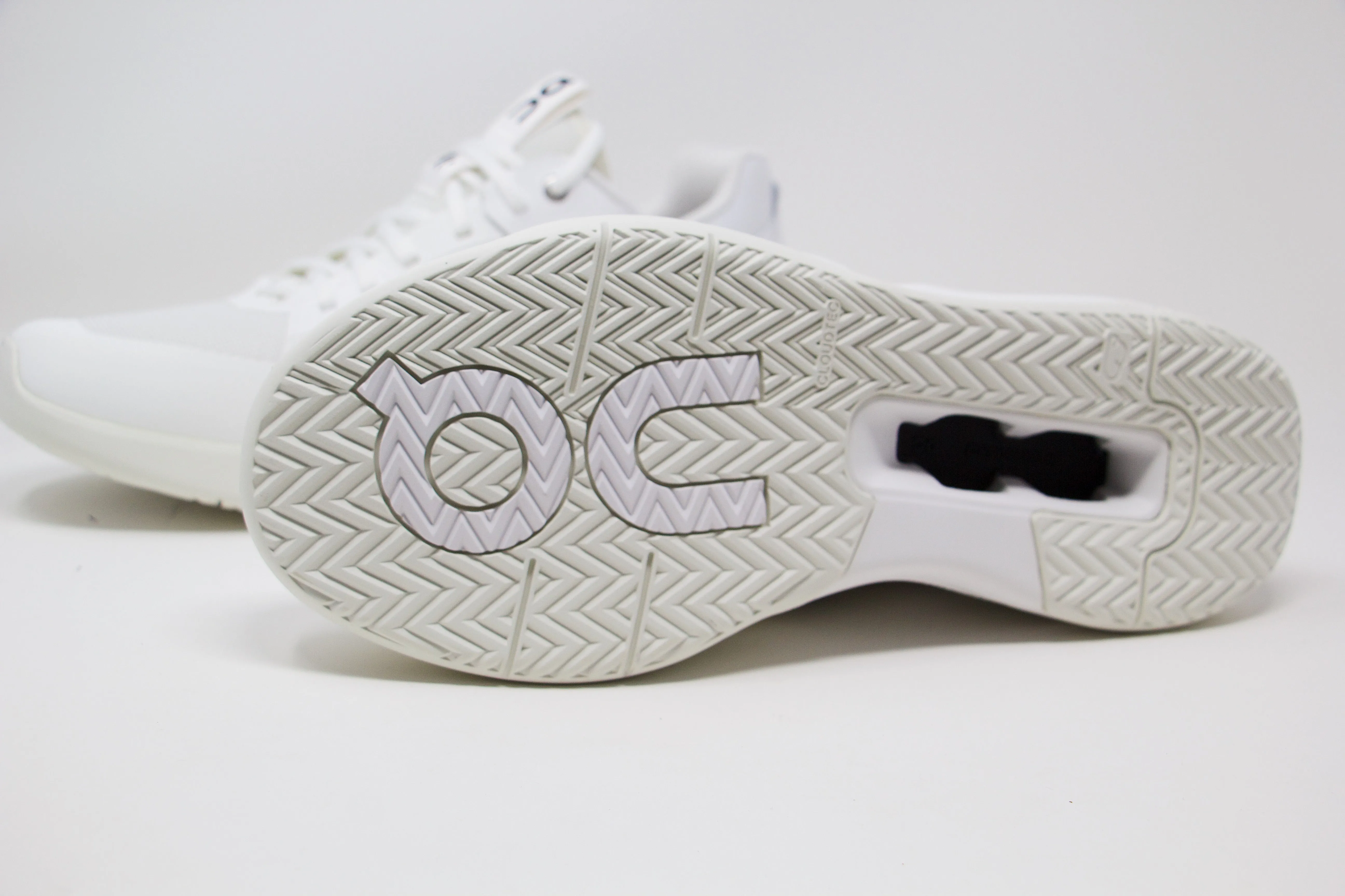 On The Roger Clubhouse Pro Mens All Court Tennis Shoe